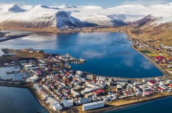 Loftmynd af hluta Ísafjarðar. Horft inn fjörðinn með fjöll í baksýn.