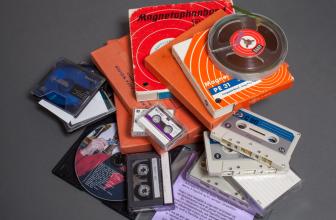 Hrúga af kassettum, spólum, geisladiskum, floppy-diskum o.fl.