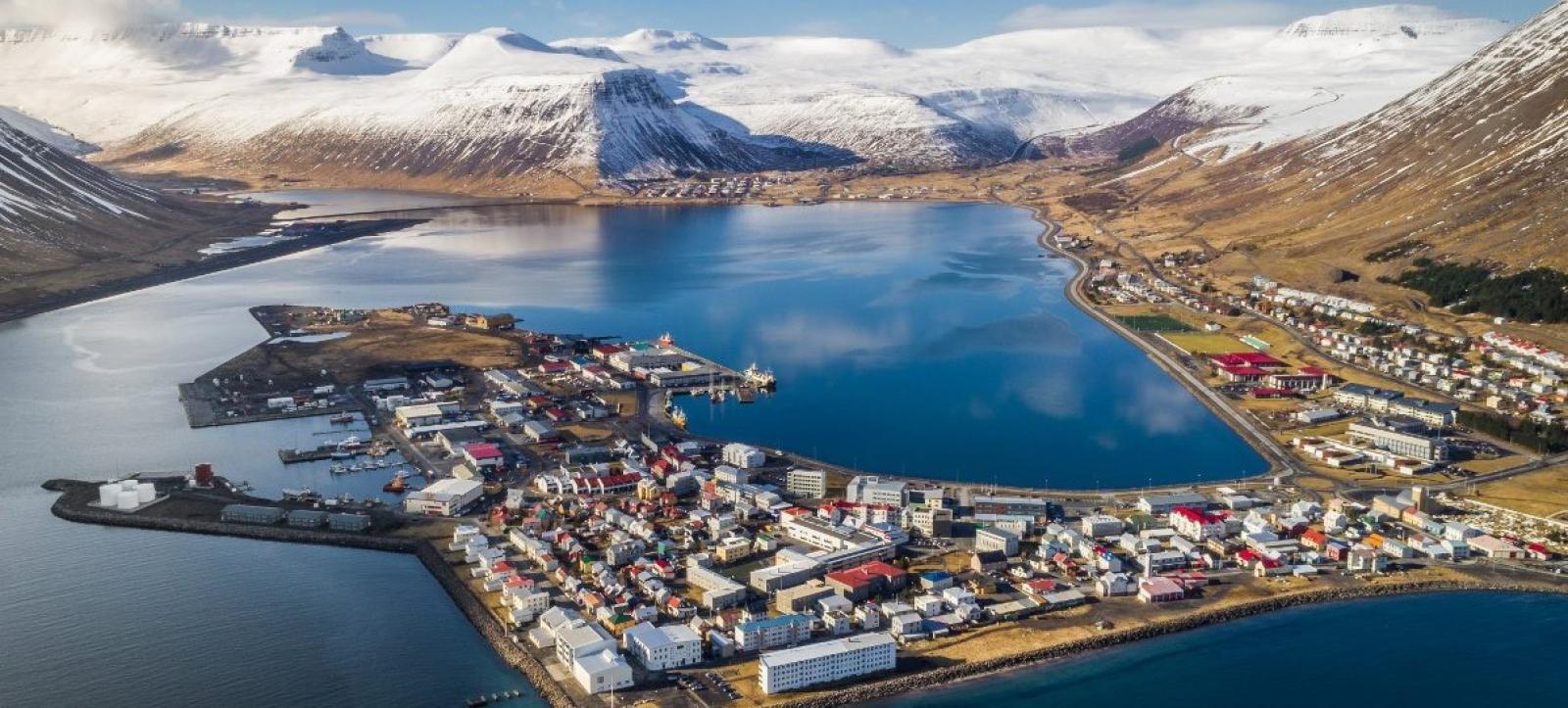 Loftmynd af hluta Ísafjarðar. Horft inn fjörðinn með fjöll í baksýn.