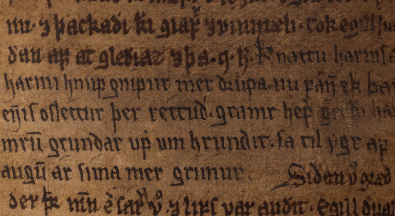 Texti í skinnhandriti. letur breyttist eftir tvær línur í aðra rithönd og aftur í sömu eftir aðrar fjórar línur.