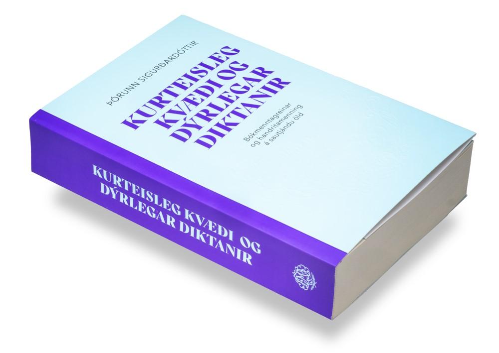 Bók í ljósbláu og fjólubláu bandi. Titill bókarinnar er "Kurteisleg kvæði og dýrlegar diktanir: Bókmenntagreinar og handritamenning á sautjándu öld". Höfundur Þórunn Sigurðardóttir.