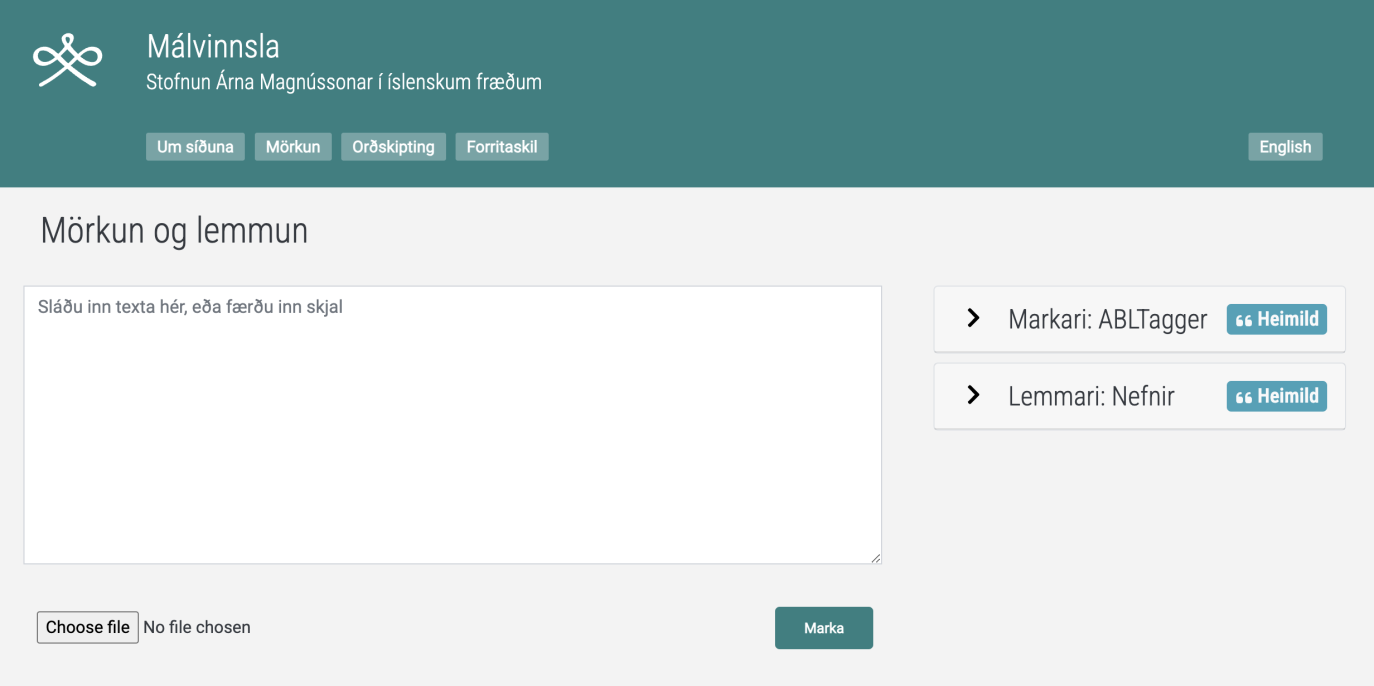 Skjáskot af vefsíðu með blágrænu og gráu útliti. Efst stendur "Málvinnsla - Stofnun Árna Magnússonar í íslenskum fræðum". Fyrir neðan stendur "Mörkun og lemmun" og fyrir neðan það er reitur sem í stendur "Sláðu inn texta hér, eða færðu inn skjal".
