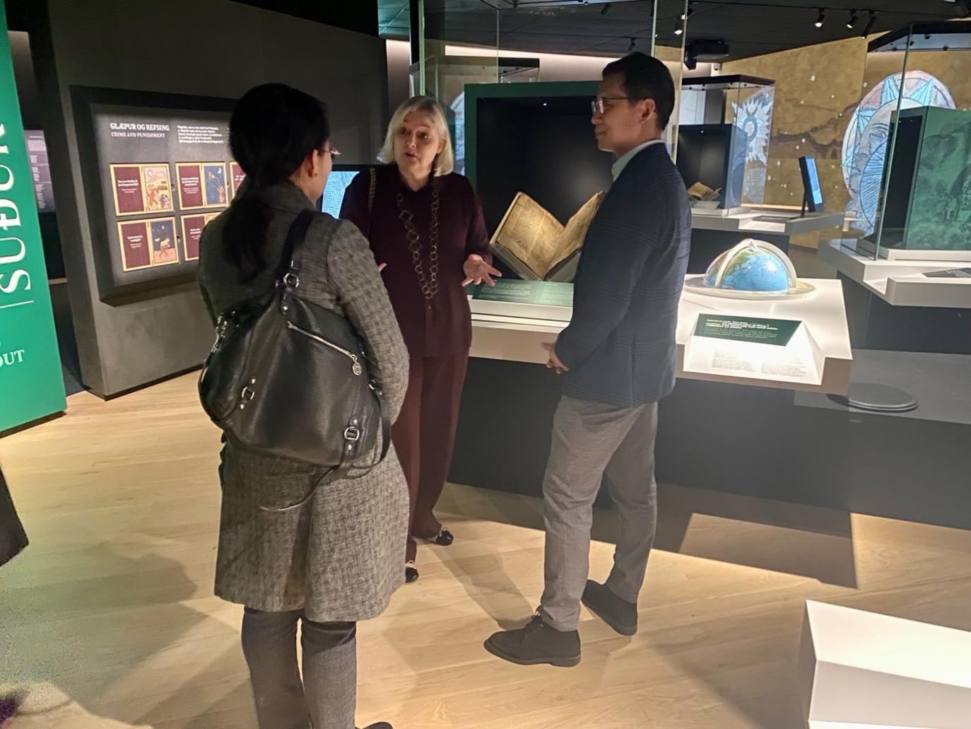 Guðrún Nordal kynnir sýninguna fyrir sendiherranum og fulltrúum kínverska sendiráðsins.