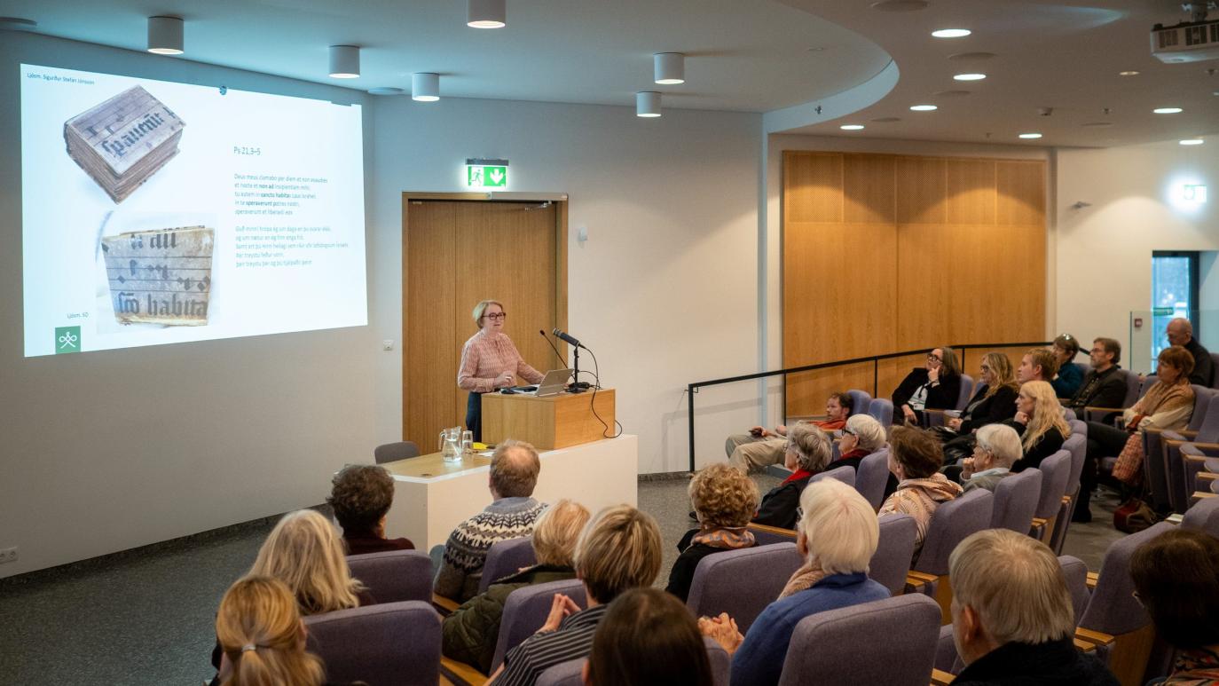 Gestir í fyrirlestrasal.