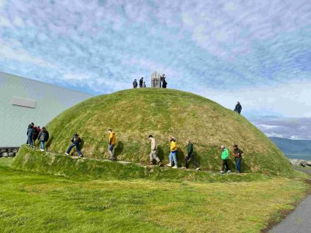 Nemendur sumarskólans ganga upp á þúfu