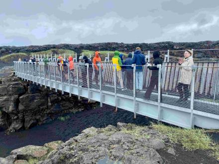 Brúin milli heimsálfa á Reykjanesi. Nemendur alþjóðlega sumarskólans í íslensku máli og menningu.