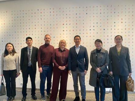 Fulltrúar beggja stofnana ásamt sendiherra Kína og forstöðumanni Árnastofnunar.