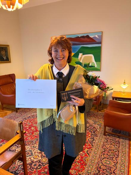 Ragnheiður Skarphéðinsdóttir landslagsarkitekt með viðurkenninguna.