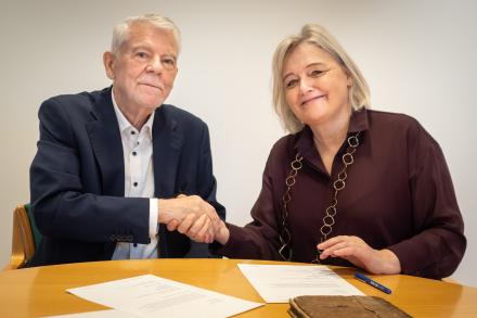 Sverrir Kristinsson afhendir Postulasagnahandrit.