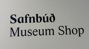 Áletrun á vegg: Safnbúð. Museum Shop.